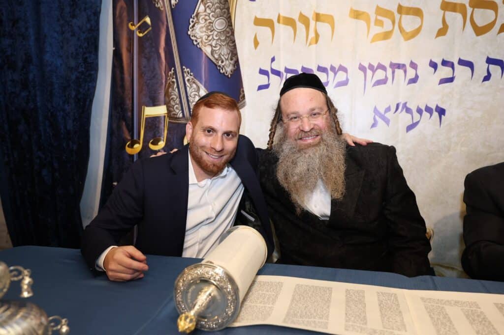 באושפיזין דמשה: איש העסקים הכניס ס"ת מהודר לסוכתו בירושלים באושפיזין דמשה: איש העסקים הכניס ס"ת מהודר לסוכתו בירושלים