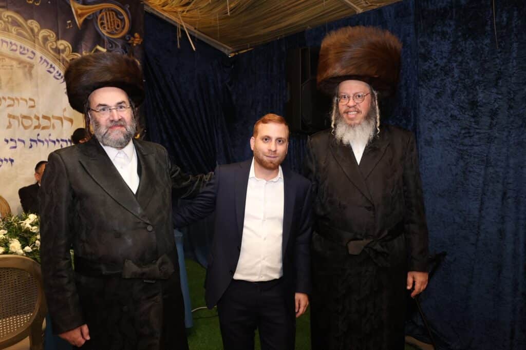 באושפיזין דמשה: איש העסקים הכניס ס"ת מהודר לסוכתו בירושלים באושפיזין דמשה: איש העסקים הכניס ס"ת מהודר לסוכתו בירושלים