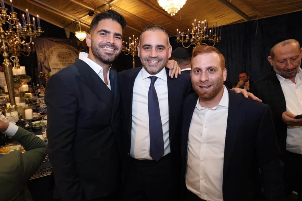 באושפיזין דמשה: איש העסקים הכניס ס"ת מהודר לסוכתו בירושלים באושפיזין דמשה: איש העסקים הכניס ס"ת מהודר לסוכתו בירושלים