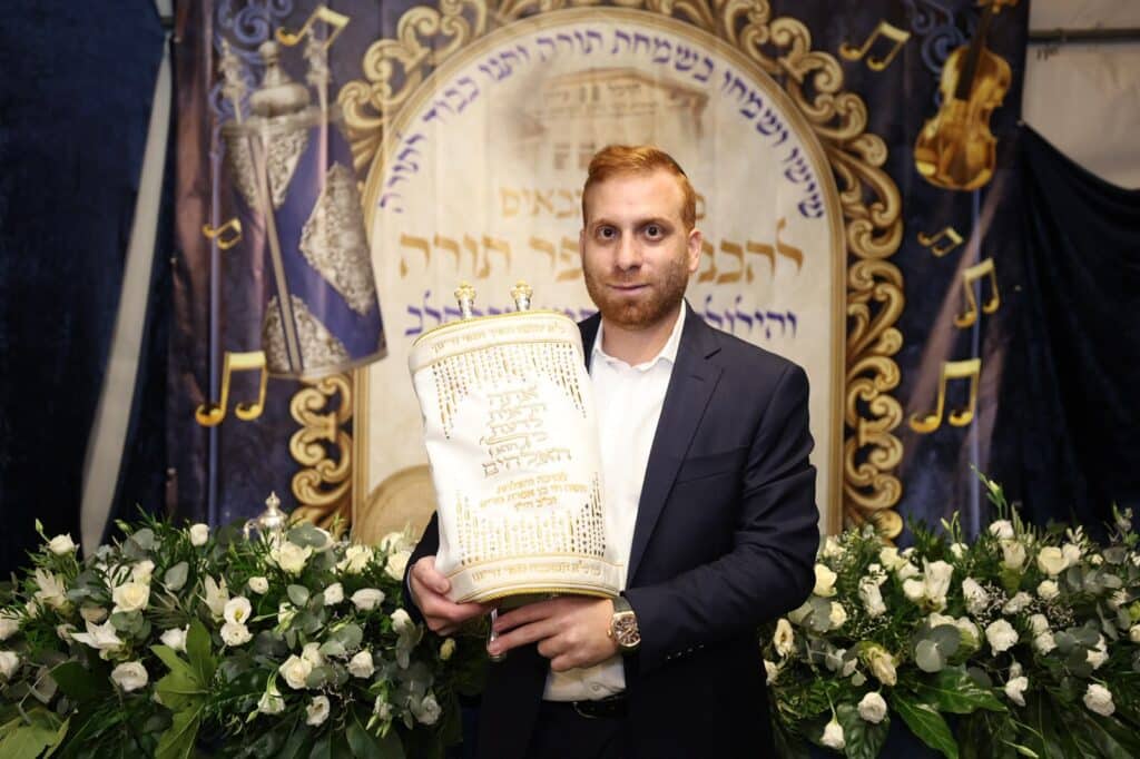 באושפיזין דמשה: איש העסקים הכניס ס"ת מהודר לסוכתו בירושלים באושפיזין דמשה: איש העסקים הכניס ס"ת מהודר לסוכתו בירושלים