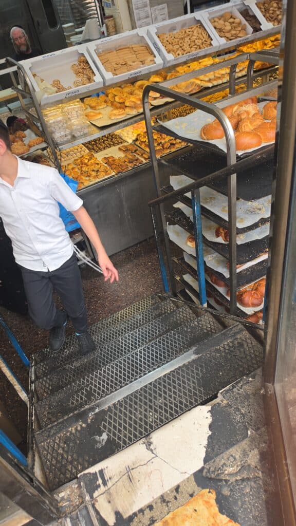 באושפיזין דמשה: איש העסקים הכניס ס"ת מהודר לסוכתו בירושלים באושפיזין דמשה: איש העסקים הכניס ס"ת מהודר לסוכתו בירושלים
