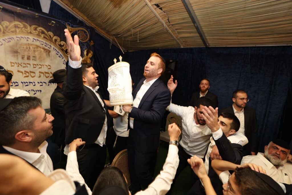 באושפיזין דמשה: איש העסקים הכניס ס"ת מהודר לסוכתו בירושלים באושפיזין דמשה: איש העסקים הכניס ס"ת מהודר לסוכתו בירושלים