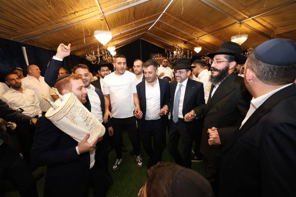 באושפיזין דמשה: איש העסקים הכניס ס"ת מהודר לסוכתו בירושלים באושפיזין דמשה: איש העסקים הכניס ס"ת מהודר לסוכתו בירושלים