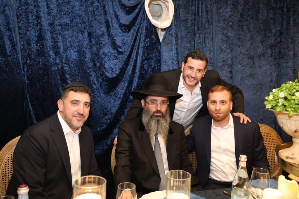 באושפיזין דמשה: איש העסקים הכניס ס"ת מהודר לסוכתו בירושלים באושפיזין דמשה: איש העסקים הכניס ס"ת מהודר לסוכתו בירושלים