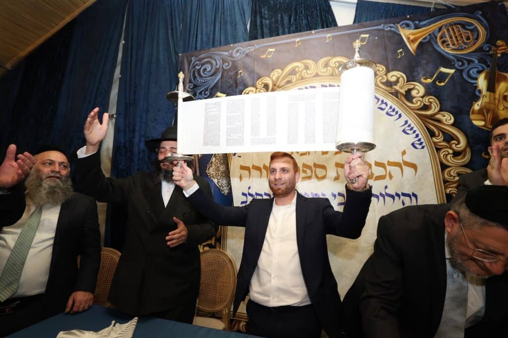 באושפיזין דמשה: איש העסקים הכניס ס"ת מהודר לסוכתו בירושלים באושפיזין דמשה: איש העסקים הכניס ס"ת מהודר לסוכתו בירושלים