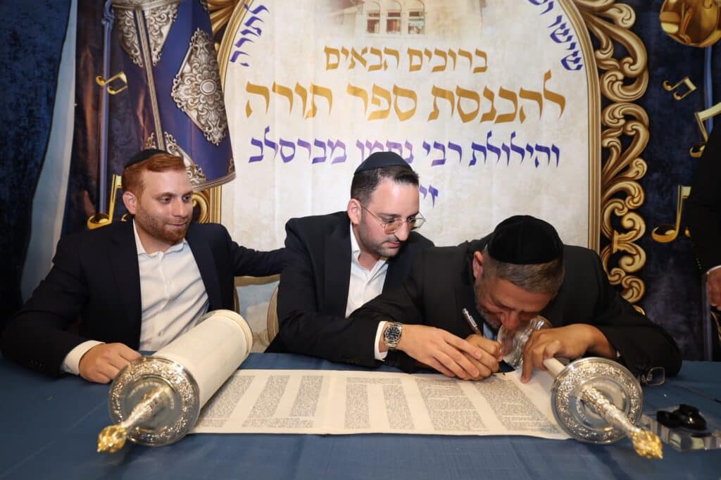 באושפיזין דמשה: איש העסקים הכניס ס"ת מהודר לסוכתו בירושלים באושפיזין דמשה: איש העסקים הכניס ס"ת מהודר לסוכתו בירושלים