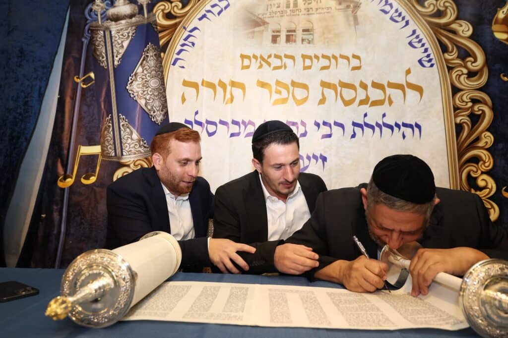 באושפיזין דמשה: איש העסקים הכניס ס"ת מהודר לסוכתו בירושלים באושפיזין דמשה: איש העסקים הכניס ס"ת מהודר לסוכתו בירושלים