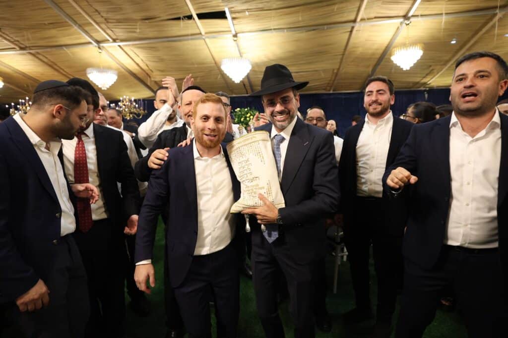 באושפיזין דמשה: איש העסקים הכניס ס"ת מהודר לסוכתו בירושלים באושפיזין דמשה: איש העסקים הכניס ס"ת מהודר לסוכתו בירושלים