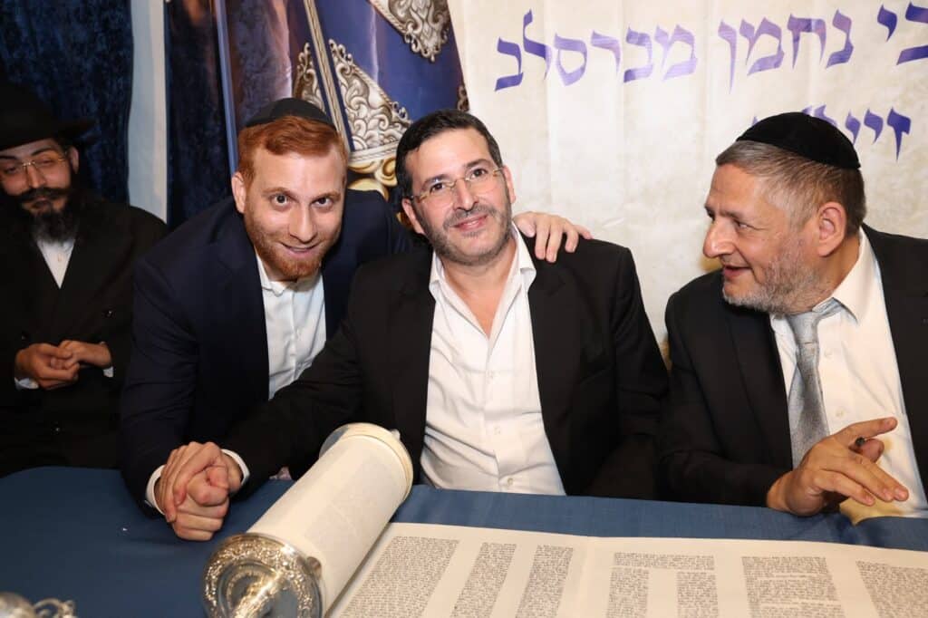 באושפיזין דמשה: איש העסקים הכניס ס"ת מהודר לסוכתו בירושלים באושפיזין דמשה: איש העסקים הכניס ס"ת מהודר לסוכתו בירושלים
