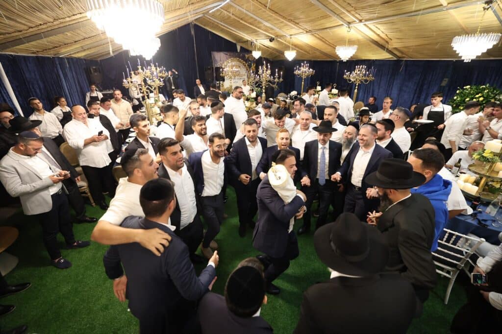 באושפיזין דמשה: איש העסקים הכניס ס"ת מהודר לסוכתו בירושלים באושפיזין דמשה: איש העסקים הכניס ס"ת מהודר לסוכתו בירושלים