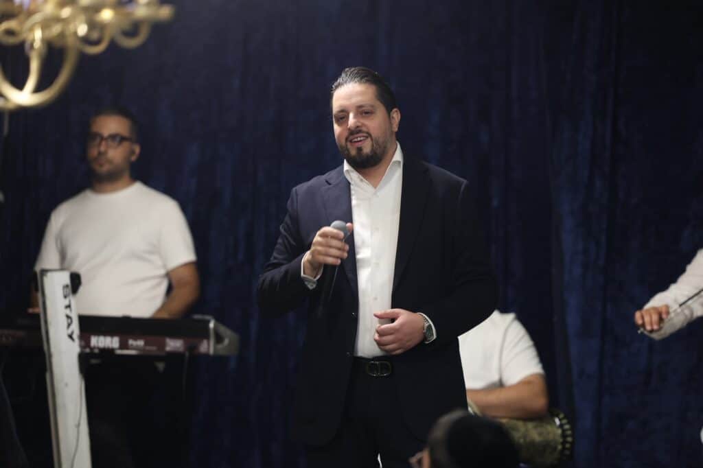 באושפיזין דמשה: איש העסקים הכניס ס"ת מהודר לסוכתו בירושלים באושפיזין דמשה: איש העסקים הכניס ס"ת מהודר לסוכתו בירושלים