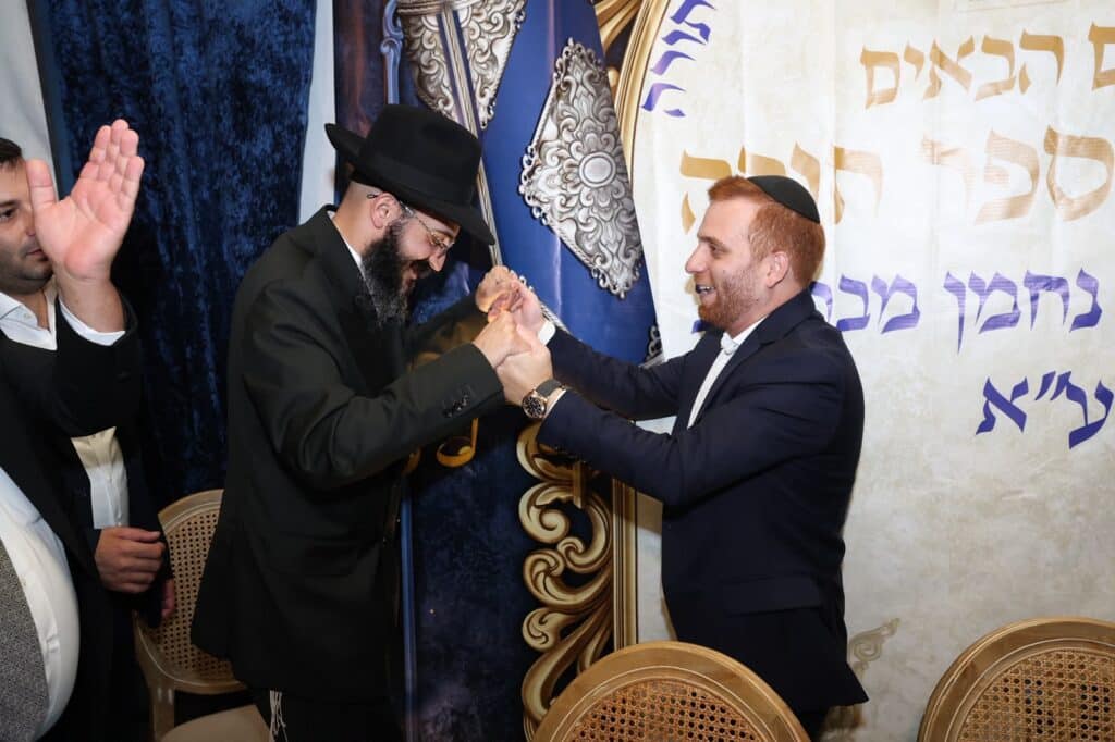 באושפיזין דמשה: איש העסקים הכניס ס"ת מהודר לסוכתו בירושלים באושפיזין דמשה: איש העסקים הכניס ס"ת מהודר לסוכתו בירושלים
