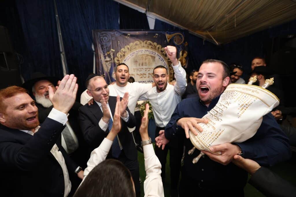 באושפיזין דמשה: איש העסקים הכניס ס"ת מהודר לסוכתו בירושלים באושפיזין דמשה: איש העסקים הכניס ס"ת מהודר לסוכתו בירושלים