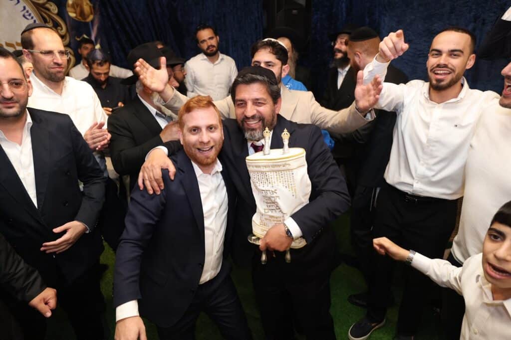 באושפיזין דמשה: איש העסקים הכניס ס"ת מהודר לסוכתו בירושלים באושפיזין דמשה: איש העסקים הכניס ס"ת מהודר לסוכתו בירושלים