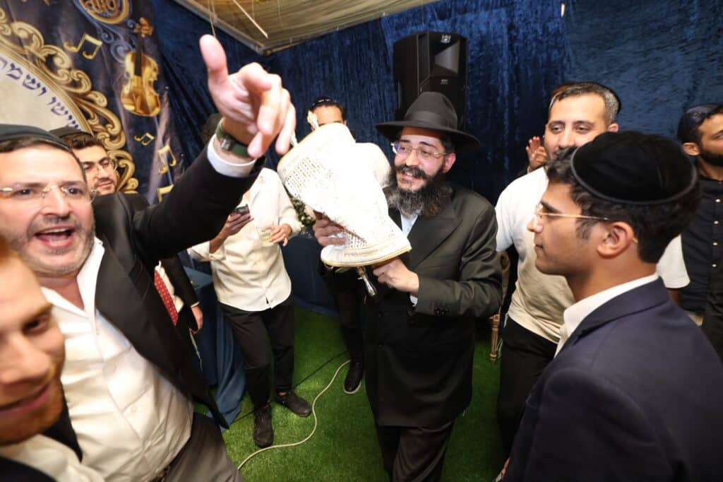 באושפיזין דמשה: איש העסקים הכניס ס"ת מהודר לסוכתו בירושלים באושפיזין דמשה: איש העסקים הכניס ס"ת מהודר לסוכתו בירושלים