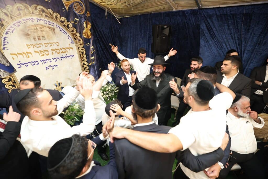 באושפיזין דמשה: איש העסקים הכניס ס"ת מהודר לסוכתו בירושלים באושפיזין דמשה: איש העסקים הכניס ס"ת מהודר לסוכתו בירושלים