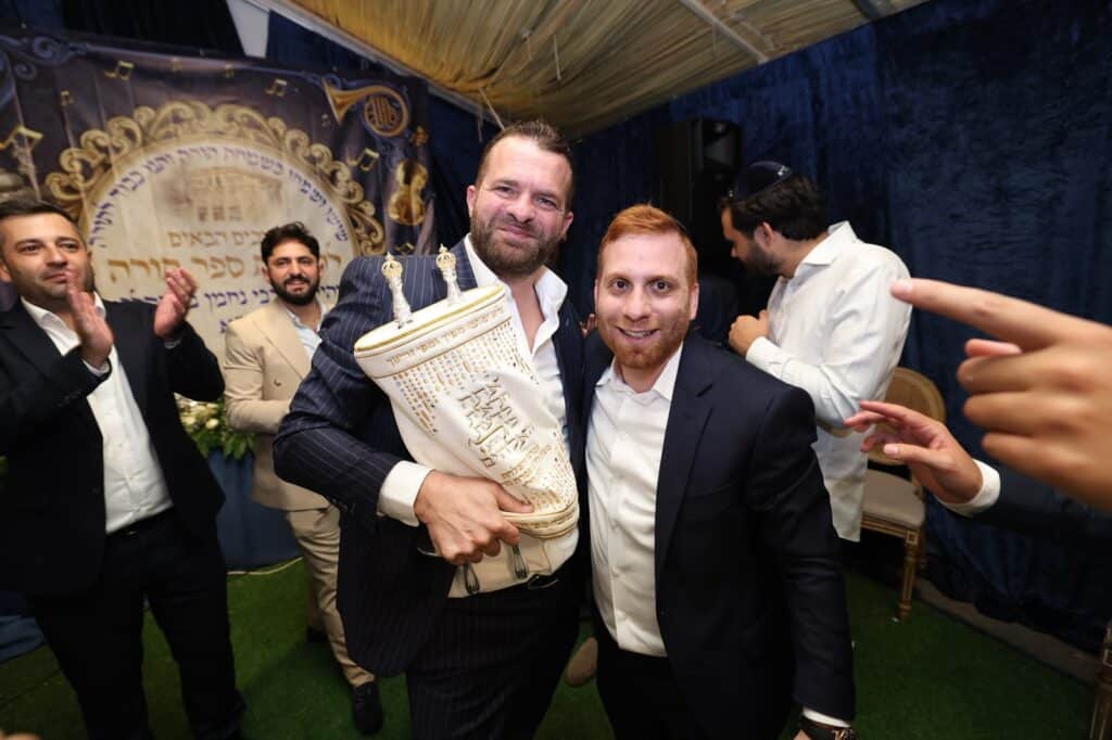 באושפיזין דמשה: איש העסקים הכניס ס"ת מהודר לסוכתו בירושלים באושפיזין דמשה: איש העסקים הכניס ס"ת מהודר לסוכתו בירושלים