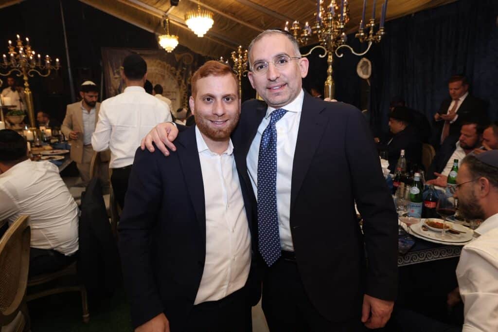 באושפיזין דמשה: איש העסקים הכניס ס"ת מהודר לסוכתו בירושלים באושפיזין דמשה: איש העסקים הכניס ס"ת מהודר לסוכתו בירושלים