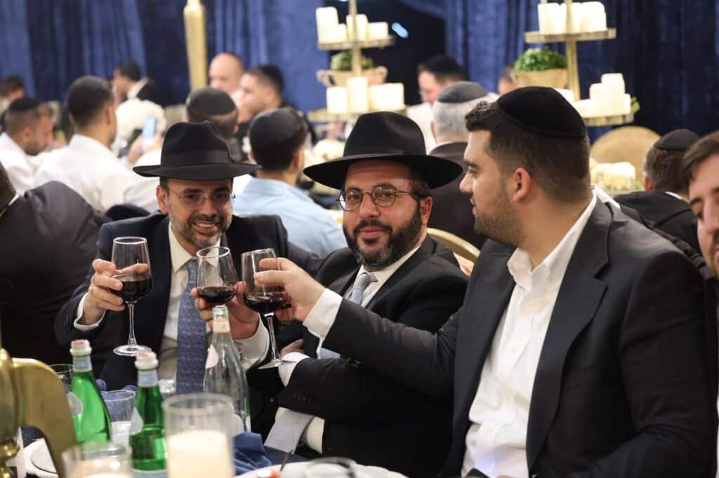 באושפיזין דמשה: איש העסקים הכניס ס"ת מהודר לסוכתו בירושלים באושפיזין דמשה: איש העסקים הכניס ס"ת מהודר לסוכתו בירושלים