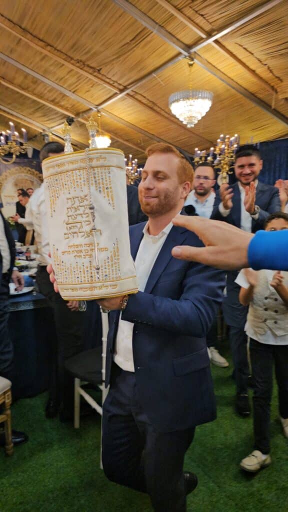 באושפיזין דמשה: איש העסקים הכניס ס"ת מהודר לסוכתו בירושלים באושפיזין דמשה: איש העסקים הכניס ס"ת מהודר לסוכתו בירושלים