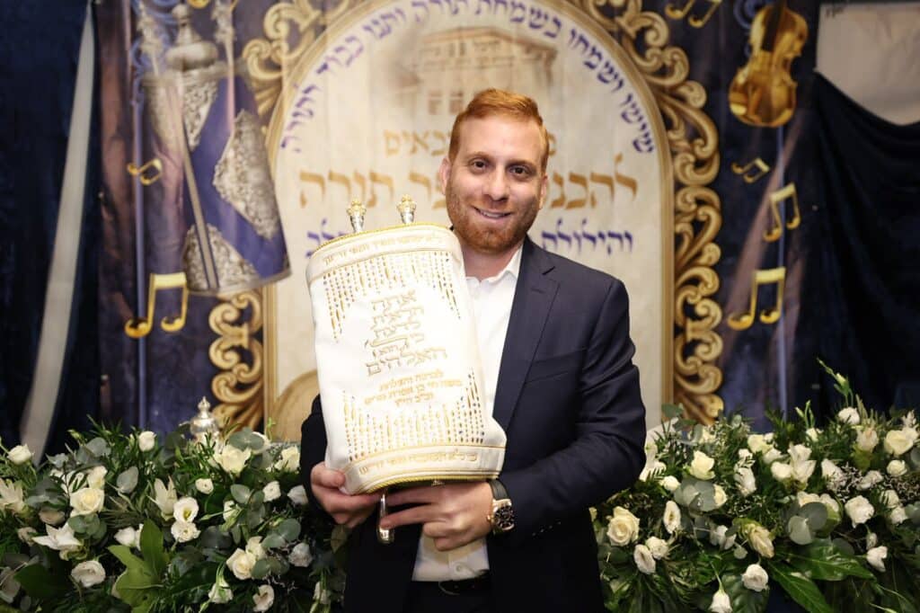 באושפיזין דמשה: איש העסקים הכניס ס"ת מהודר לסוכתו בירושלים באושפיזין דמשה: איש העסקים הכניס ס"ת מהודר לסוכתו בירושלים