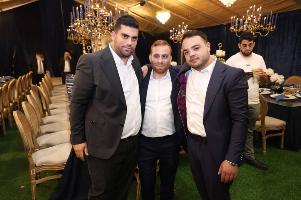 באושפיזין דמשה: איש העסקים הכניס ס"ת מהודר לסוכתו בירושלים באושפיזין דמשה: איש העסקים הכניס ס"ת מהודר לסוכתו בירושלים