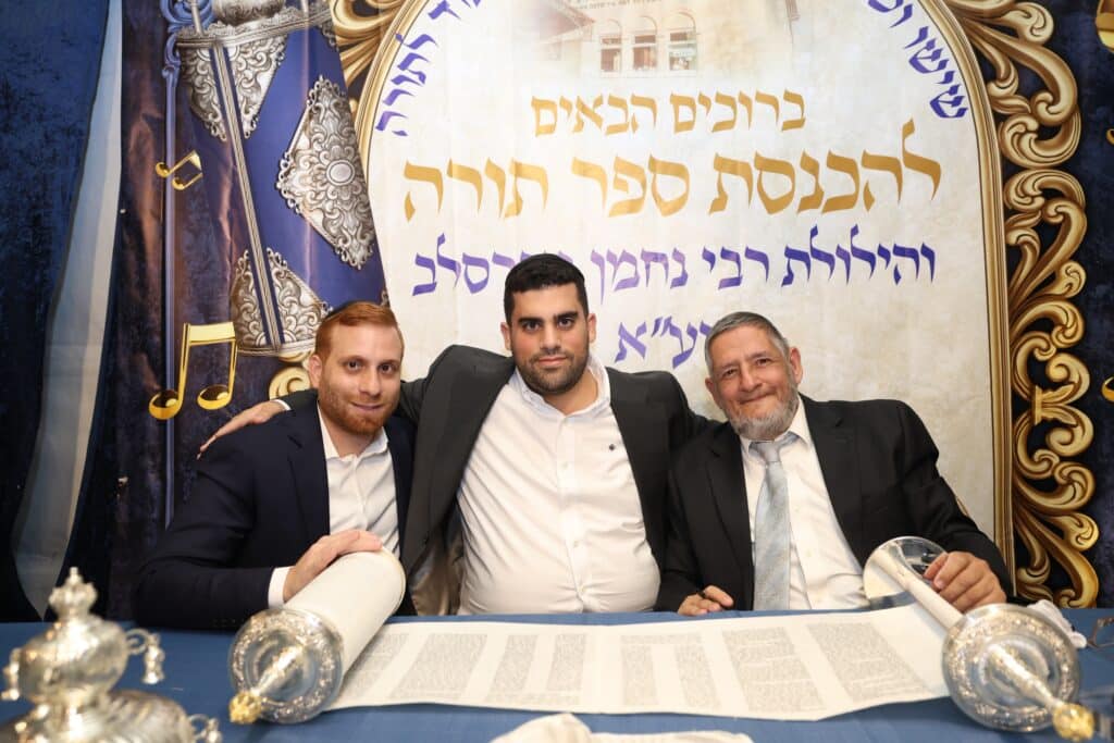 באושפיזין דמשה: איש העסקים הכניס ס"ת מהודר לסוכתו בירושלים באושפיזין דמשה: איש העסקים הכניס ס"ת מהודר לסוכתו בירושלים