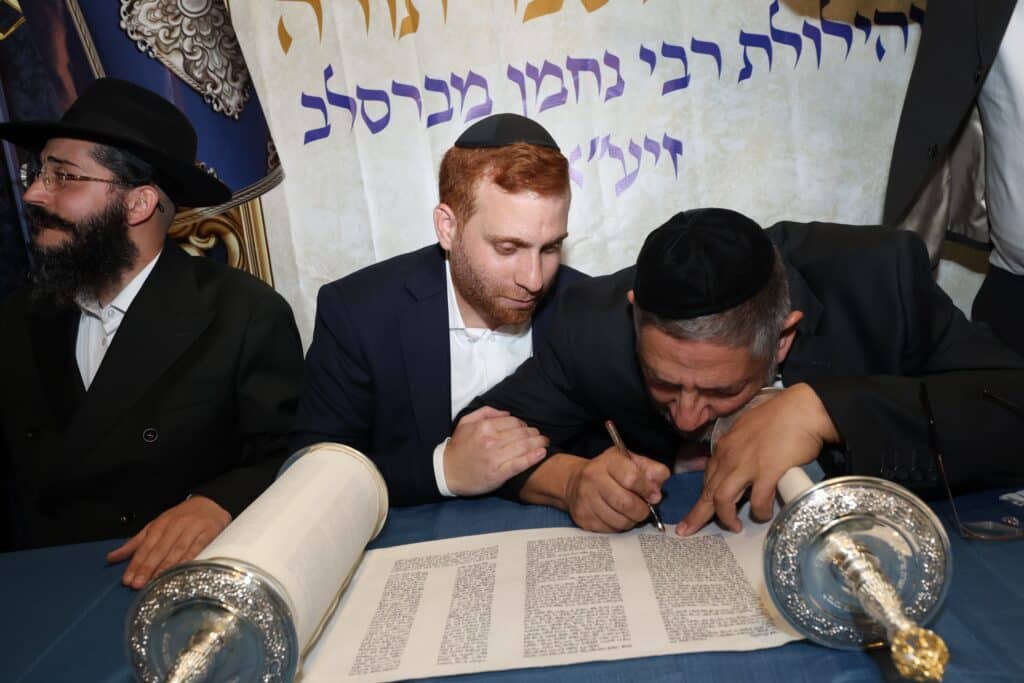 באושפיזין דמשה: איש העסקים הכניס ס"ת מהודר לסוכתו בירושלים באושפיזין דמשה: איש העסקים הכניס ס"ת מהודר לסוכתו בירושלים