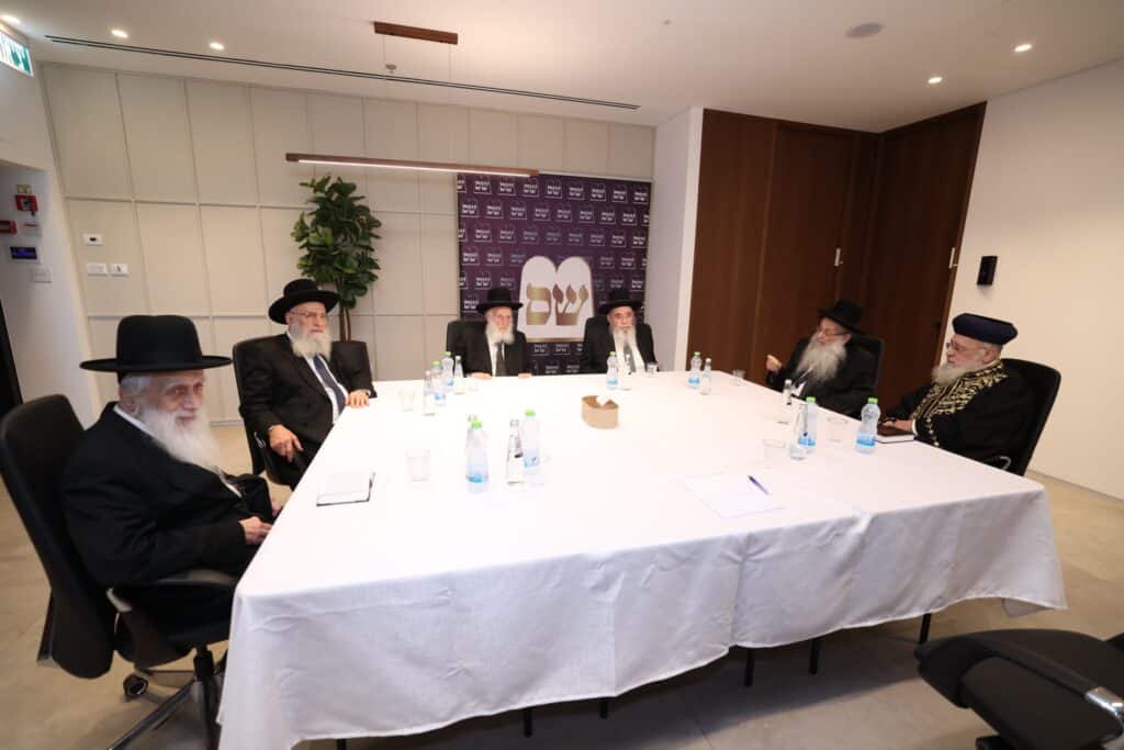 דריכות שיא בש"ס: הכרעת המועצת נדחתה לרגע האחרון דריכות שיא בש"ס: הכרעת המועצת נדחתה לרגע האחרון