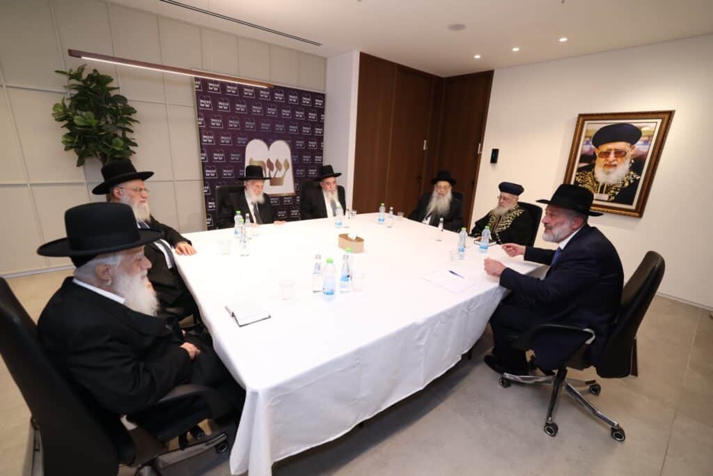 דריכות שיא בש"ס: הכרעת המועצת נדחתה לרגע האחרון דריכות שיא בש"ס: הכרעת המועצת נדחתה לרגע האחרון