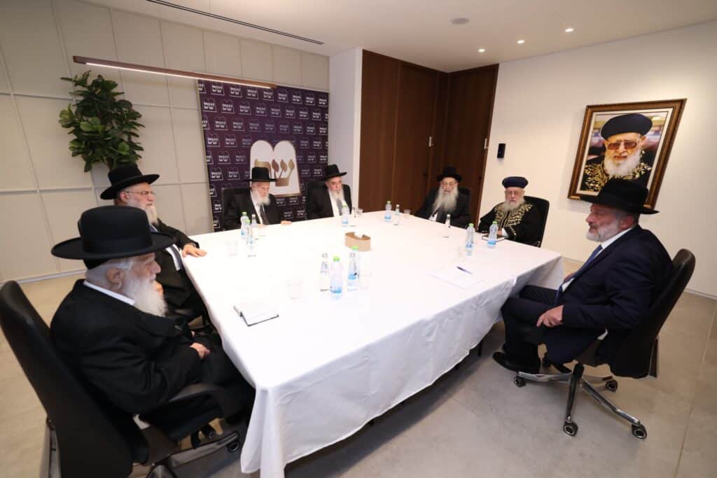 דריכות שיא בש"ס: הכרעת המועצת נדחתה לרגע האחרון דריכות שיא בש"ס: הכרעת המועצת נדחתה לרגע האחרון