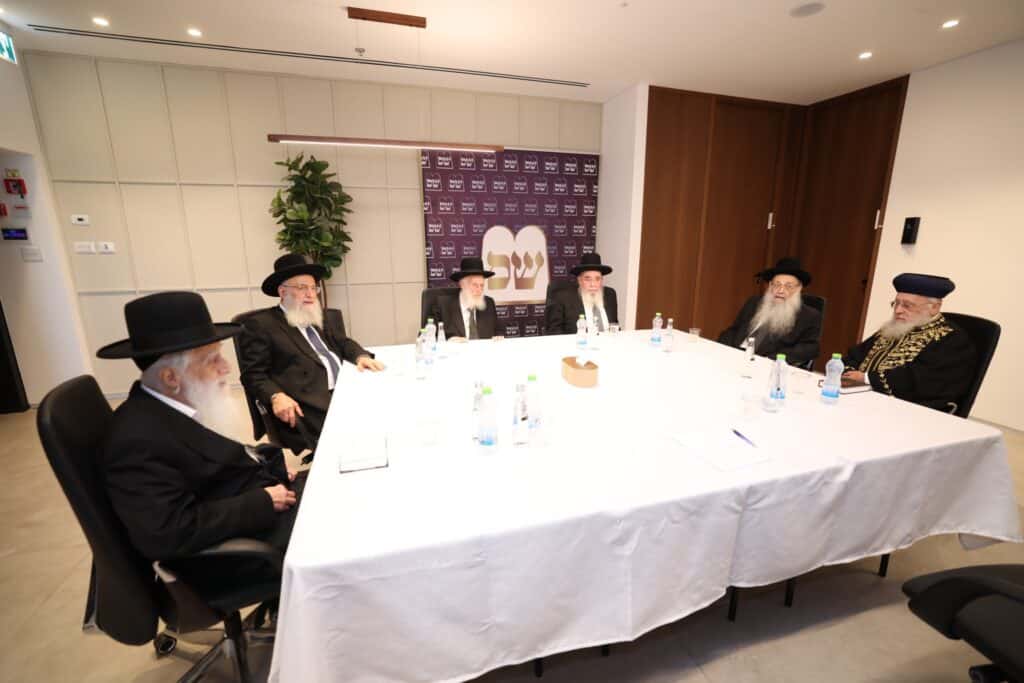 דריכות שיא בש"ס: הכרעת המועצת נדחתה לרגע האחרון דריכות שיא בש"ס: הכרעת המועצת נדחתה לרגע האחרון