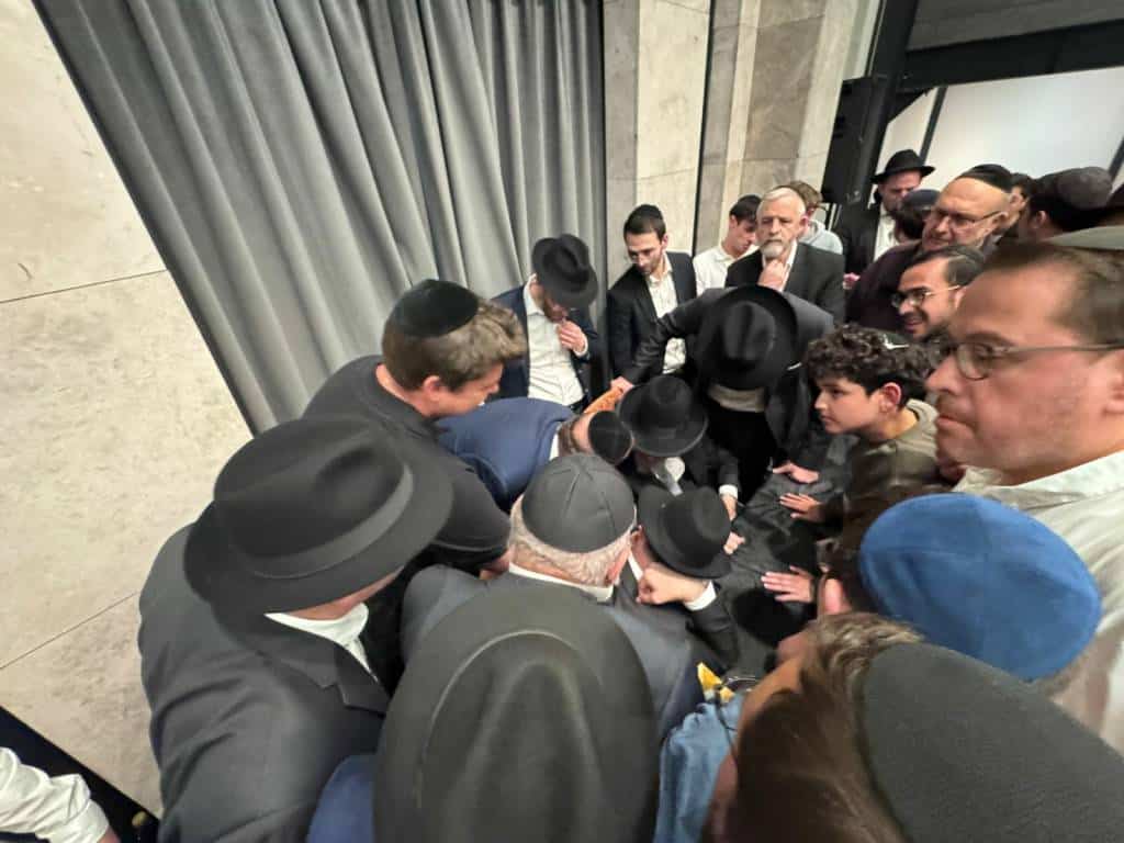מאות קיבלו את פניו: מסעו ההיסטורי של הגר"י אזרחי ביוהנסבורג מאות קיבלו את פניו: מסעו ההיסטורי של הגר"י אזרחי ביוהנסבורג