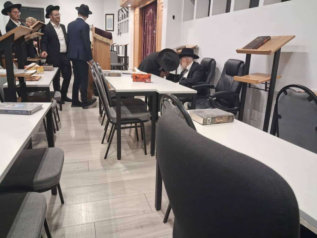 מאות קיבלו את פניו: מסעו ההיסטורי של הגר"י אזרחי ביוהנסבורג מאות קיבלו את פניו: מסעו ההיסטורי של הגר"י אזרחי ביוהנסבורג