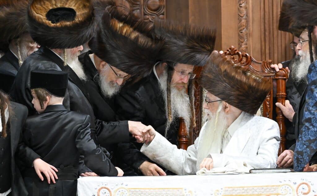 אלפי חסידים בברכת פרידה: מראות ראש השנה בחצר חסידות צאנז אלפי חסידים בברכת פרידה: מראות ראש השנה בחצר חסידות צאנז