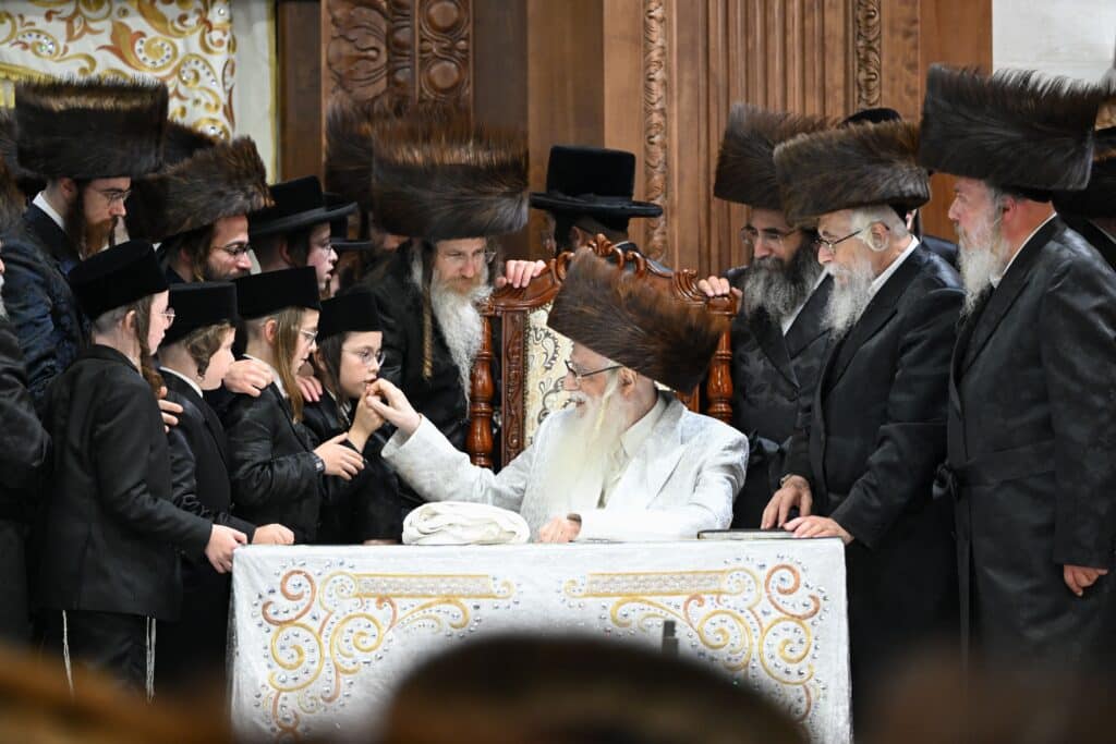 אלפי חסידים בברכת פרידה: מראות ראש השנה בחצר חסידות צאנז אלפי חסידים בברכת פרידה: מראות ראש השנה בחצר חסידות צאנז