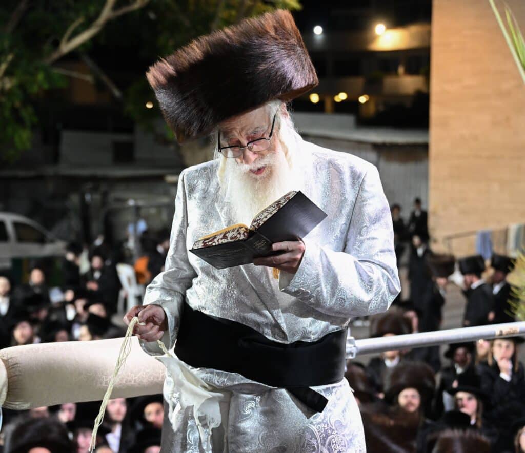 ערב ומוצאי יום הכיפורים בצילו של כ"ק האדמו"ר מצאנז ערב ומוצאי יום הכיפורים בצילו של כ"ק האדמו"ר מצאנז