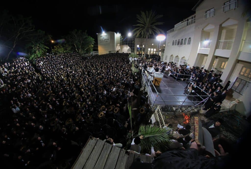 ערב ומוצאי יום הכיפורים בצילו של כ"ק האדמו"ר מצאנז ערב ומוצאי יום הכיפורים בצילו של כ"ק האדמו"ר מצאנז