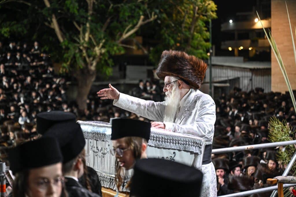 ערב ומוצאי יום הכיפורים בצילו של כ"ק האדמו"ר מצאנז ערב ומוצאי יום הכיפורים בצילו של כ"ק האדמו"ר מצאנז
