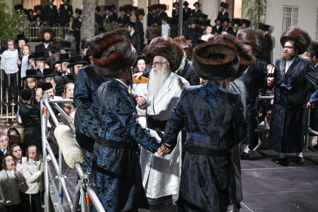 ערב ומוצאי יום הכיפורים בצילו של כ"ק האדמו"ר מצאנז ערב ומוצאי יום הכיפורים בצילו של כ"ק האדמו"ר מצאנז