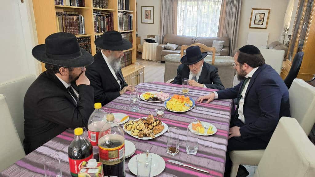 מאות קיבלו את פניו: מסעו ההיסטורי של הגר"י אזרחי ביוהנסבורג מאות קיבלו את פניו: מסעו ההיסטורי של הגר"י אזרחי ביוהנסבורג