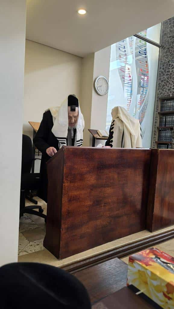 מאות קיבלו את פניו: מסעו ההיסטורי של הגר"י אזרחי ביוהנסבורג מאות קיבלו את פניו: מסעו ההיסטורי של הגר"י אזרחי ביוהנסבורג