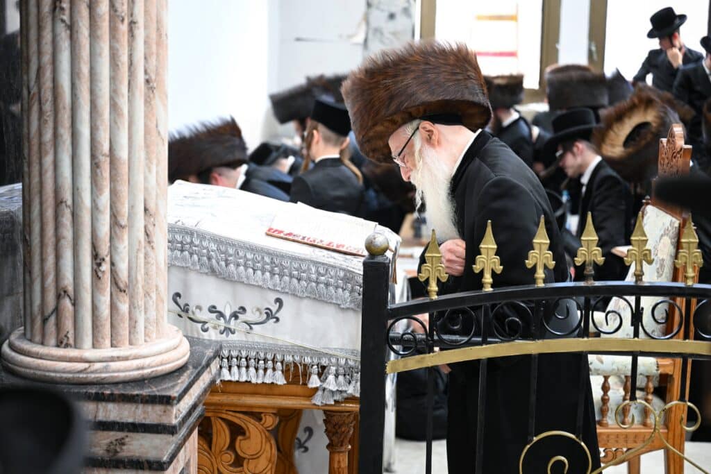 ערב ומוצאי יום הכיפורים בצילו של כ"ק האדמו"ר מצאנז ערב ומוצאי יום הכיפורים בצילו של כ"ק האדמו"ר מצאנז