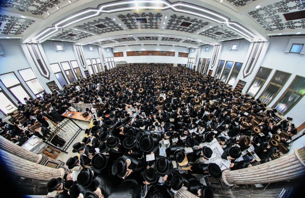 ערב ומוצאי יום הכיפורים בצילו של כ"ק האדמו"ר מצאנז ערב ומוצאי יום הכיפורים בצילו של כ"ק האדמו"ר מצאנז