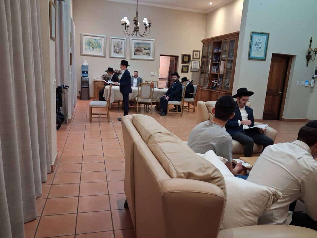 מאות קיבלו את פניו: מסעו ההיסטורי של הגר"י אזרחי ביוהנסבורג מאות קיבלו את פניו: מסעו ההיסטורי של הגר"י אזרחי ביוהנסבורג