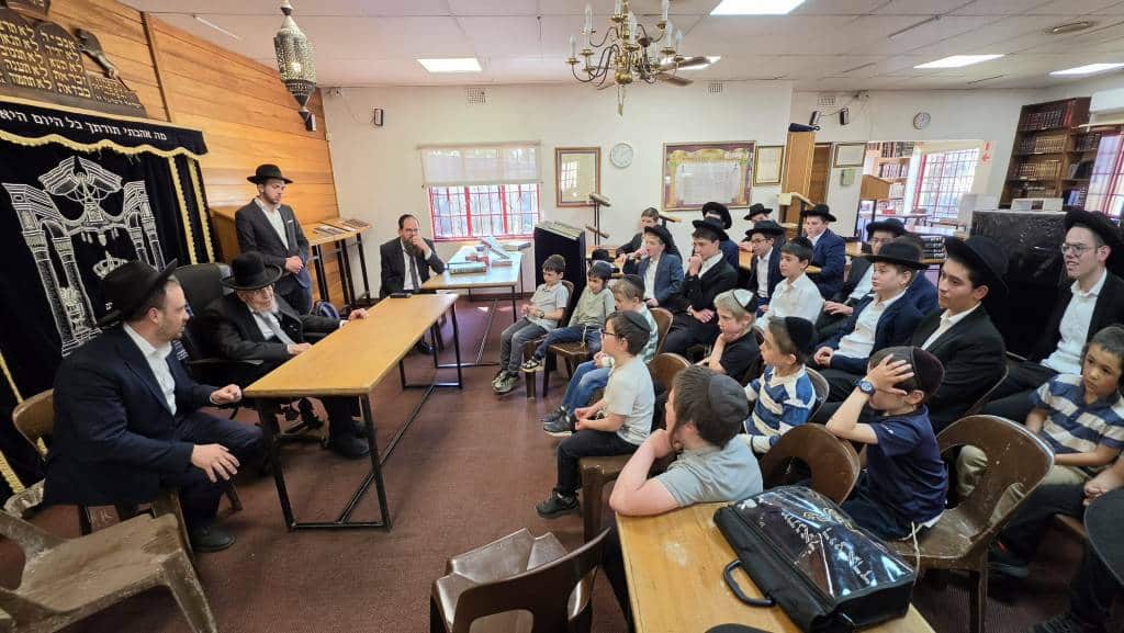 מאות קיבלו את פניו: מסעו ההיסטורי של הגר"י אזרחי ביוהנסבורג מאות קיבלו את פניו: מסעו ההיסטורי של הגר"י אזרחי ביוהנסבורג