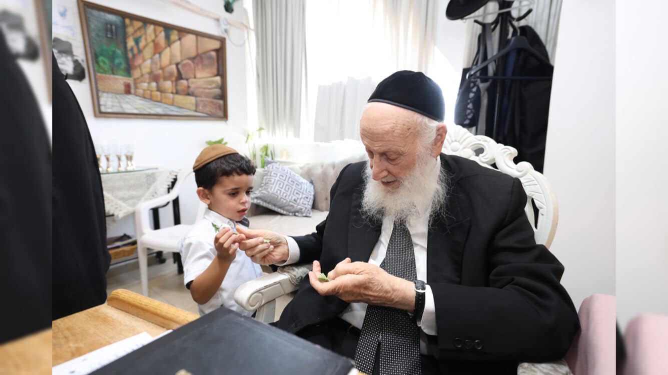 הגר"ש בצלאל מברך את ילדי הת"ת