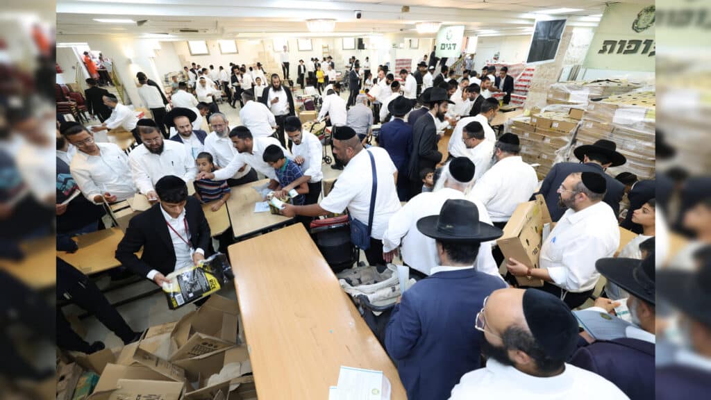 קרן הצדקה של הגר"א עפגין חילקה בראש העין סלי מזון להמונים קרן הצדקה של הגר"א עפגין חילקה בראש העין סלי מזון להמונים