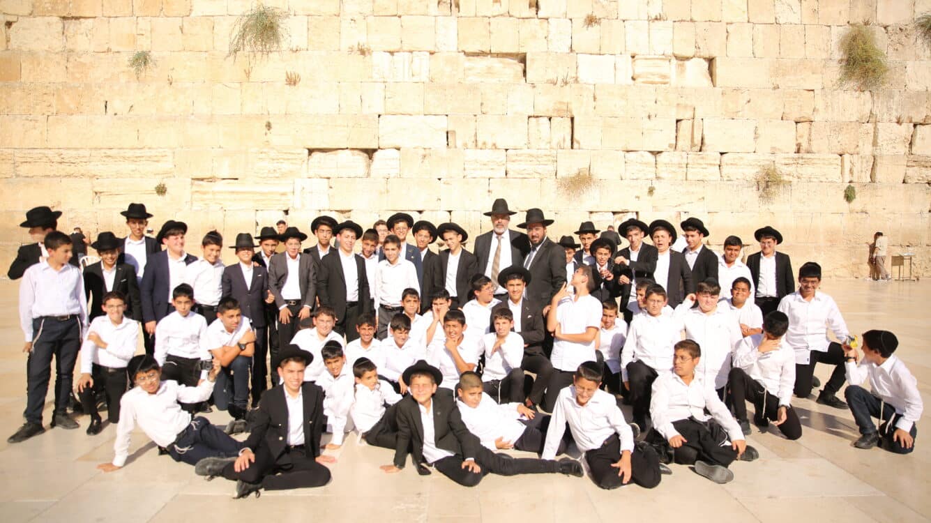 בכותל ובמעונו של הראשל"צ: המסע המיוחד של תלמידי אוהלי אברהם