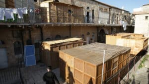 אירוע קשה בב"ב: פלטת עץ נפלה על ראשה של תינוקת בת שנה